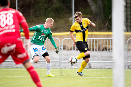 IK Frej Täbys Christophe Lallet oroar framför IK Brages