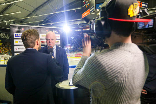 Tv4's reporter Max Grinndal och Linköpings tränare Roger