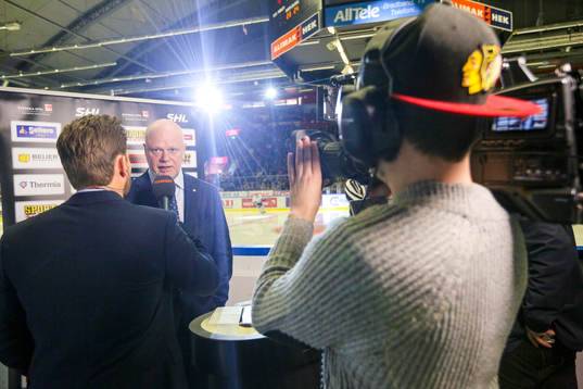 Tv4's reporter Max Grinndal och Linköpings tränare Roger