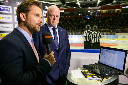 Tv4's reporter Max Grinndal och Linköpings tränare Roger