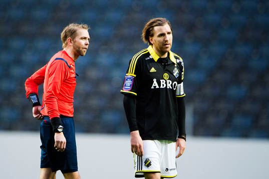 s Nils-Eric Johansson diskuterar med domare Johan Hamlin