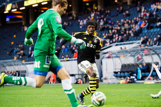 s Mohamed Bangura utmanar Norrköpings målvakt David Mitov
