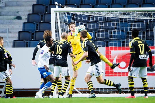 s målvakt Oscar Linnér med en räddning