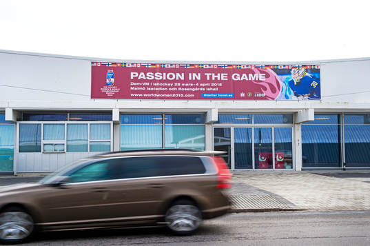 Malmö Ishall skyltad med reklam för Dam-VM