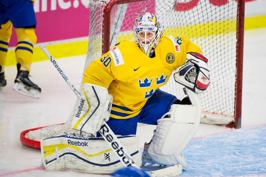 Sveriges målvakt Kim Marti'n Hasson värmer upp