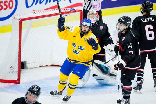 Sveriges Anna Borqvist firar att Erika Grahm (ej i bild)