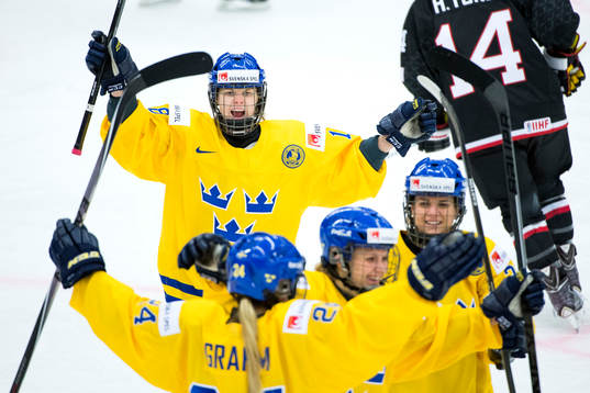 Sveriges spelare firar Erika Grahm gjort 1-0