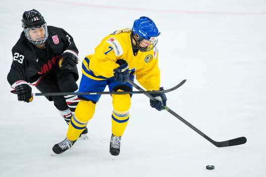 Japans Ami Nakamura jagar Sveriges Johanna Olofsson