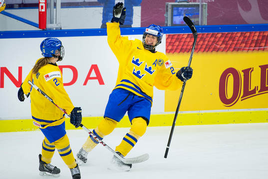 Sveriges Erika Grahm firar med Emmy Alasalmi hon gjort 2-1