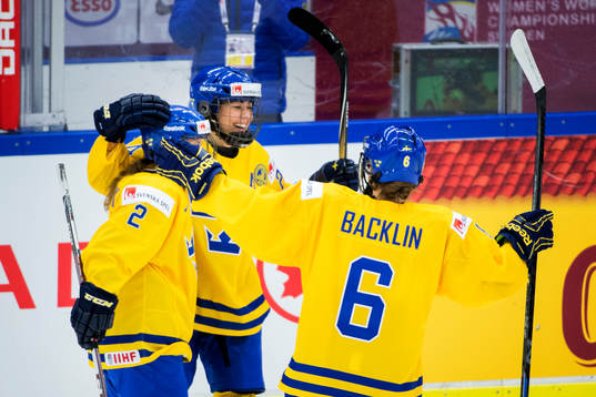 Sveriges Erika Grahm firas av Emmy Alasalmi och Lina