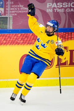 Sveriges Erika Grahm firar hon gjort 2-1