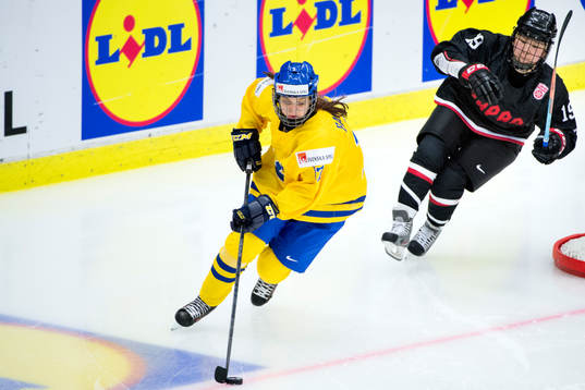Sveriges Linnea Bäckman jagas av Japans Miho Shishiuchi
