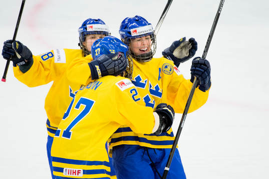 Sveriges Erika Grahm (th) firas av Emma Nordin