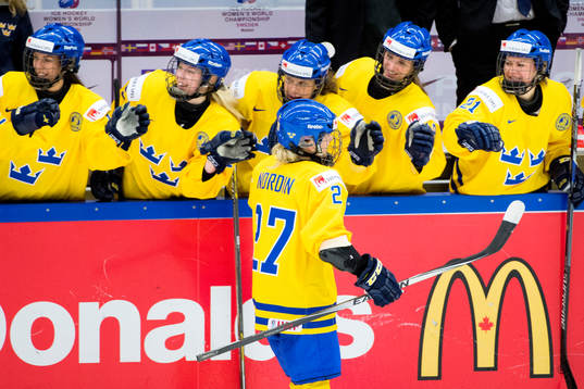 Sveriges Emma Nordin firar 3-3 med bänken