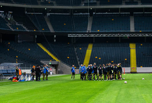 Spelarena samlas