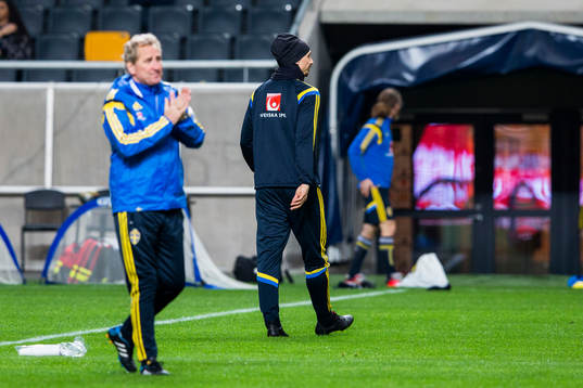 Sveriges Zlatan Ibrahimovic lämnar träningen med svenska