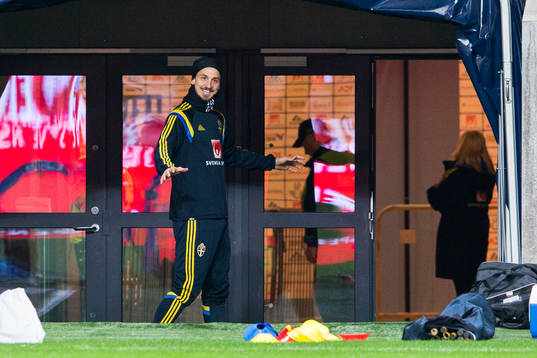 Sveriges Zlatan Ibrahimovic lämnar träningen med svenska