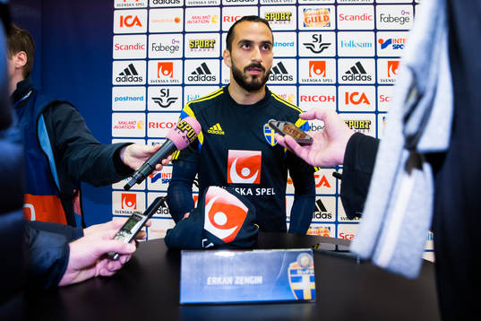 Erkan Zengin deltar i en pressträff