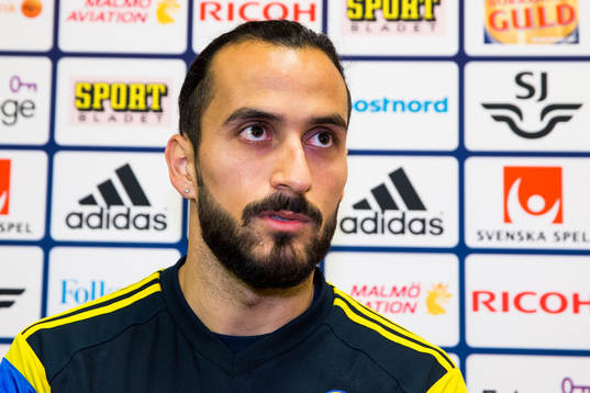 Erkan Zengin deltar i en pressträff