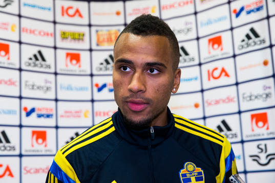 Isaac Kiese Thelin deltar i en pressträff