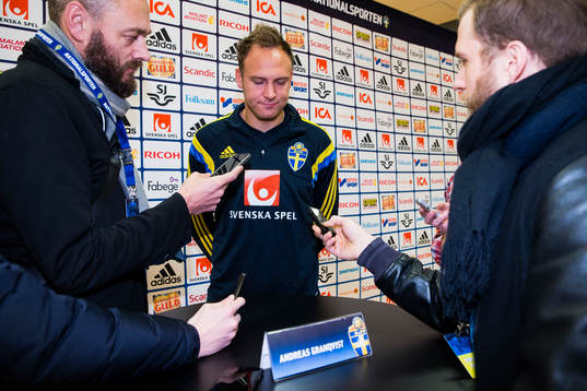 Andreas Granqvist deltar i en pressträff