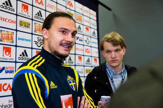 Erik Johansson deltar i en pressträff