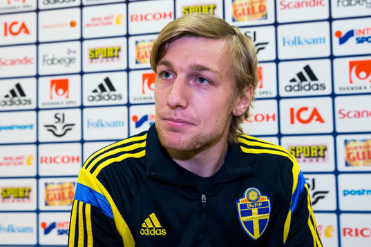 Emil Forsberg deltar i en pressträff
