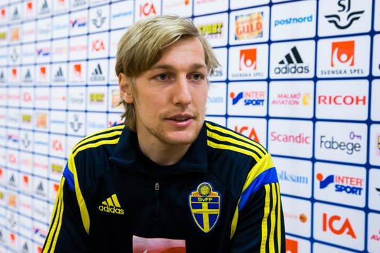 Emil Forsberg deltar i en pressträff