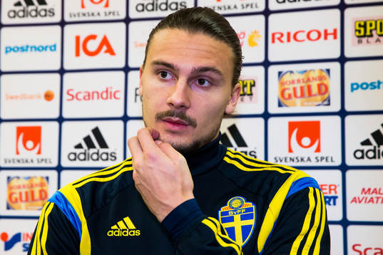 Erik Johansson deltar i en pressträff