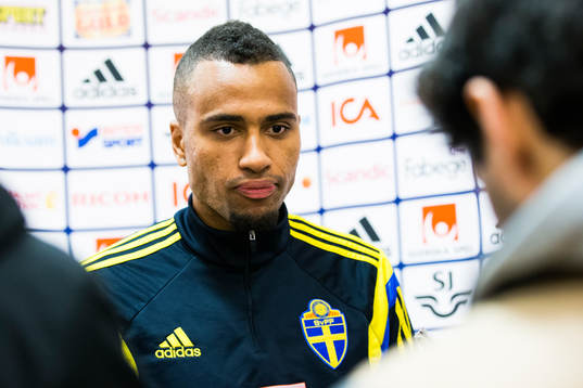 Isaac Kiese Thelin deltar i en pressträff