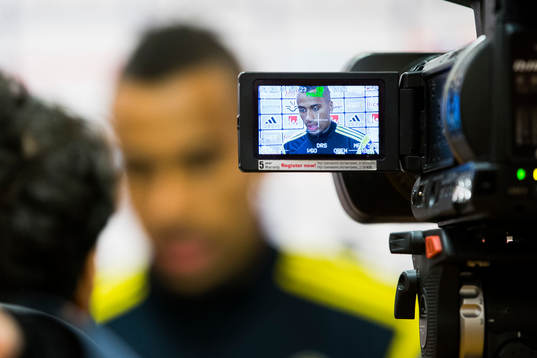 Isaac Kiese Thelin deltar i en pressträff
