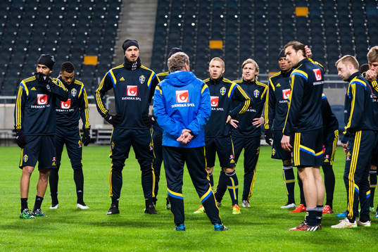 Sveriges förbundskapten Erik Hamrén instruerar spelaren