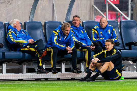 Sveriges förbundskapten Erik Hamrén talar med Erik