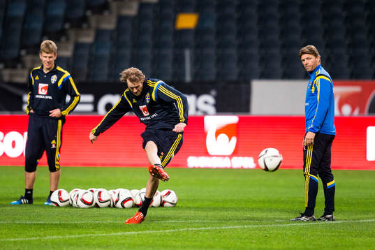 Sveriges Pontus Wernbloom och Sveriges players manager