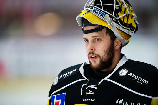 Västerås målvakt Jonatan Bjurö värmer upp