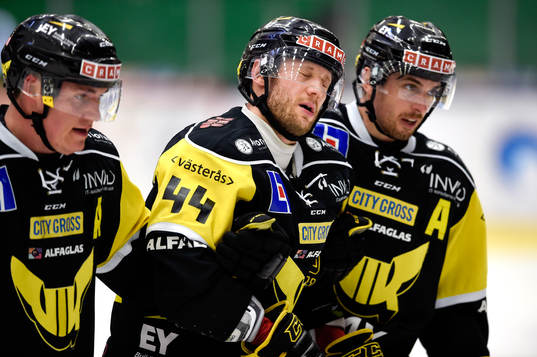 Västerås Per Helmersson skadar sig och får hjälp att ta