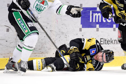 Västerås Per Helmersson ligger skadad på isen