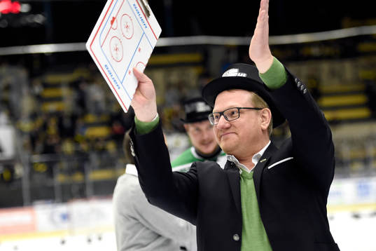 Rögles tränare Magnus Bogren firar