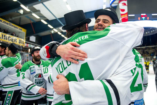 Rögles målvakt Lars Volden och Almen Bibic jublar
