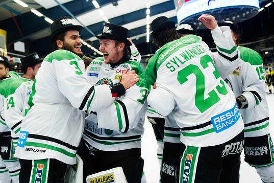 Rögles Almen Bibic och målvakt Lars Volden jublar