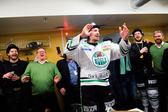 Rögles Daniel Sylwander  jublar med tränare Magnus Bogren