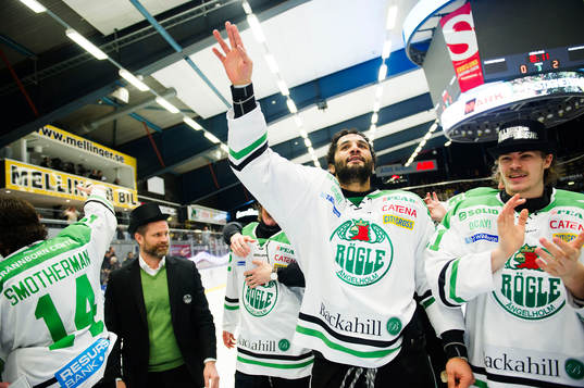 Rögles Andre Deveaux och Emil Molin jublar