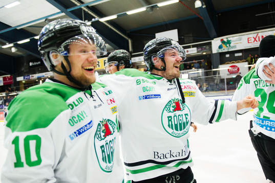 Rögles Viktor Lindgren och Peter LeBlanc jublar
