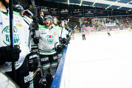 Rögles spelare med Almen Bibic i mitten jublar