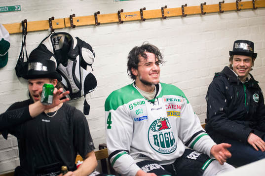 Rögles Emil Molin, Alen Bibic och Filip Karlsson jublar