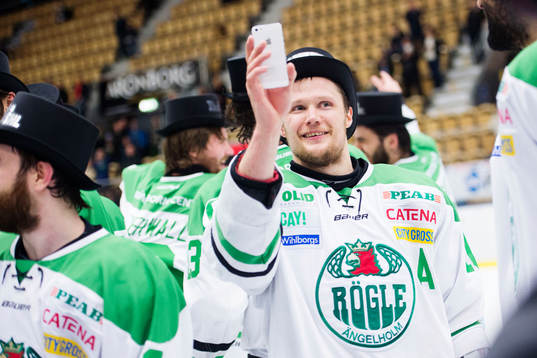 Rögles Viktor Lindgren tar en bild med sin mobiltelefon