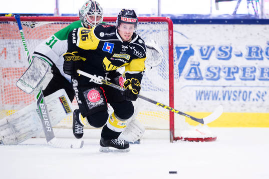 Västerås Mathias Bromé framför Rögles målvakt Lars