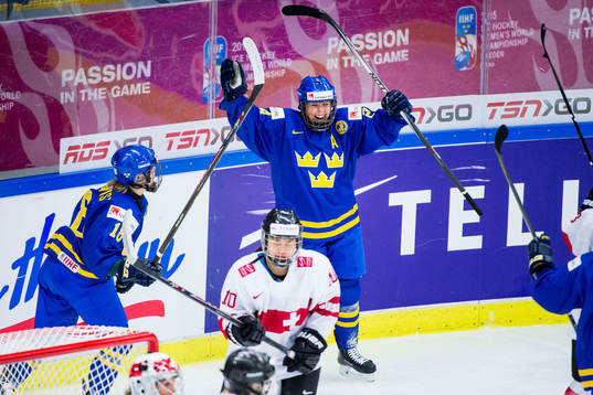 Bläddra bland fler bilder av Ishockey, Dam-VM 2015, Dag 2, Schweiz - Sverige