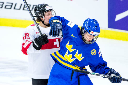 Sveriges Johanna Fällman armbågar Schweiz Phoebe Stanz