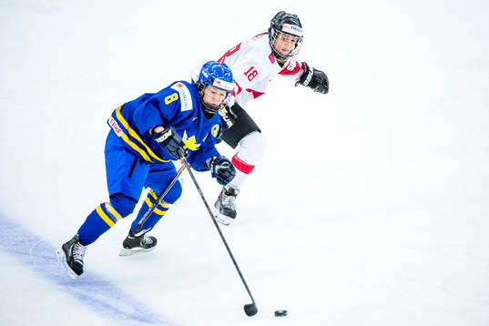 Sveriges Annie Svedin i kamp om pucken med Schweiz Evelina